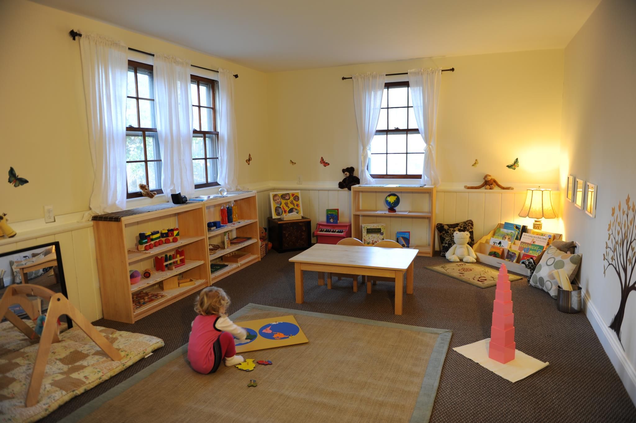 How to Select Montessori Furniture for a Safe and Engaging Toddler Room